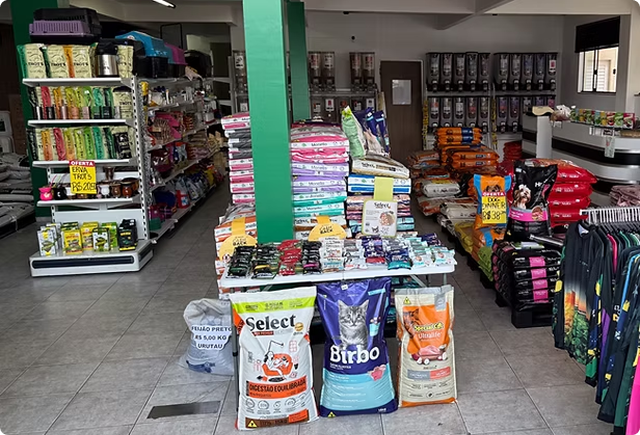 Loja agropecuária com produtos em exibição