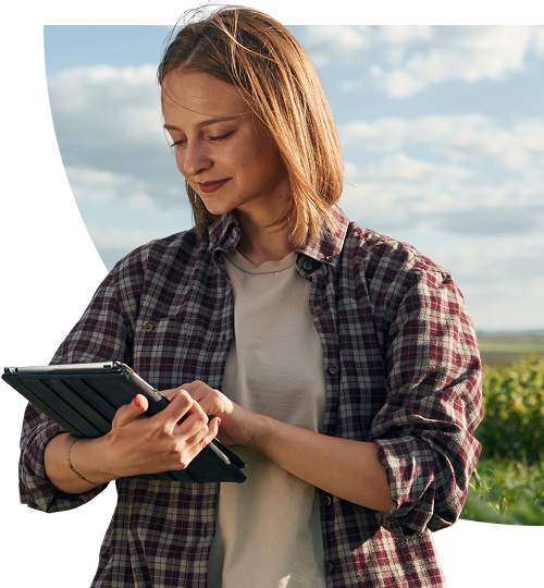 Mulher com tablet em campo agrícola