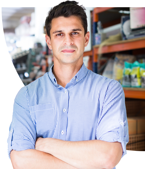 Homem dentro do que parece ser um armazem com produtos