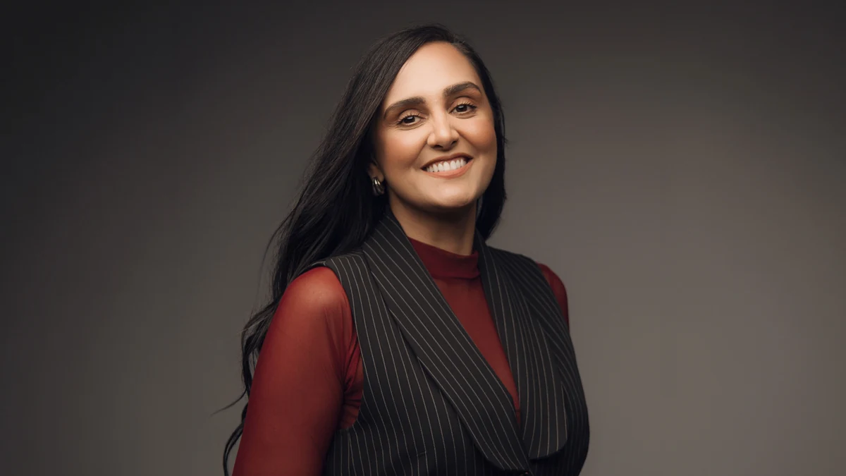 Flávia de Sá, diretora de Inteligência Humana e Performance do Grupo VIASOFT, em retrato de estúdio sobre fundo escuro