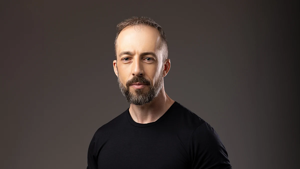 Fábio Scabeni, CEO do Grupo VIASOFT, em retrato de estúdio sobre fundo escuro