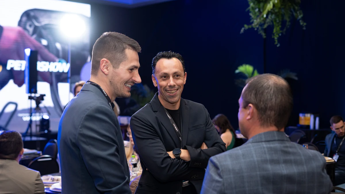 Wilson Bento conversa com participantes do Encontro de Profissionais 2025, com o telão do VIASOFT Petroshow ao fundo