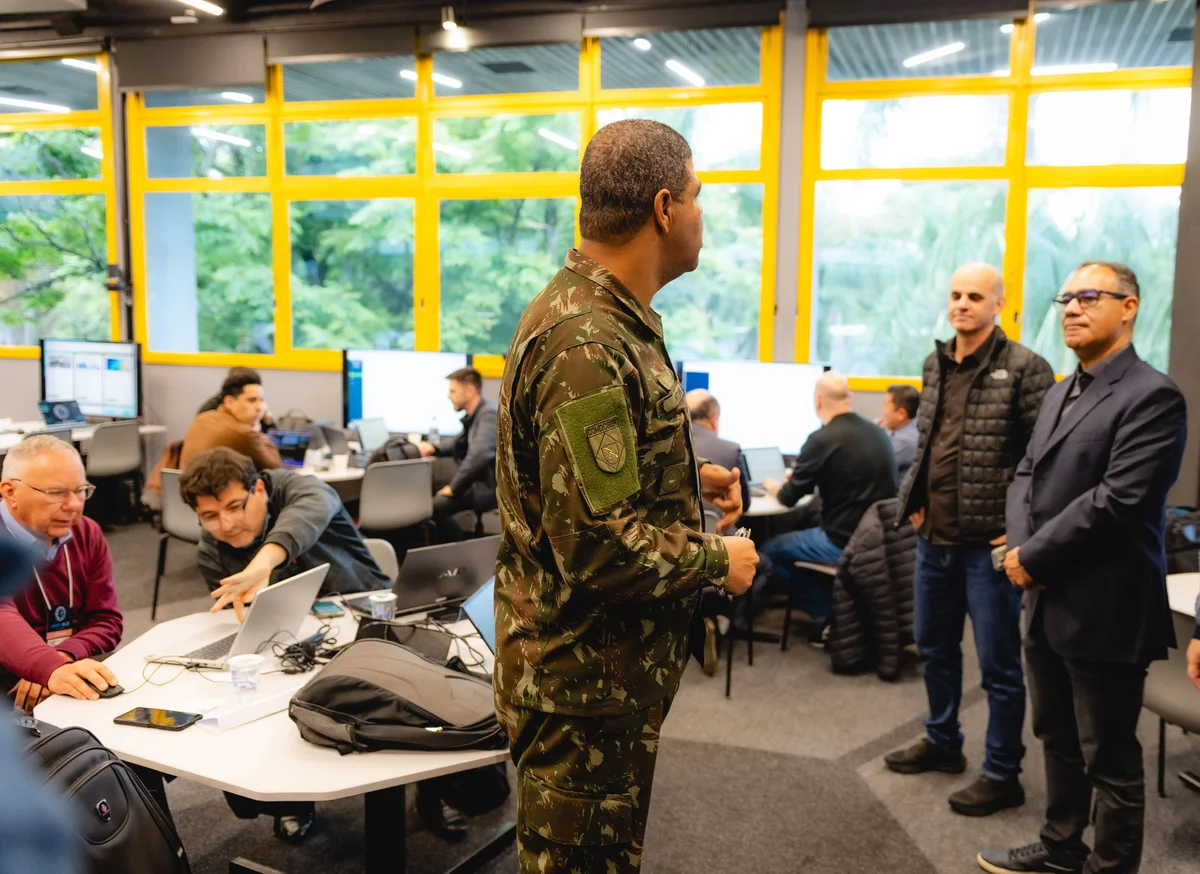 Militar do Exército orienta participantes durante atividade do Guardião Cibernético 8.0 em Curitiba
