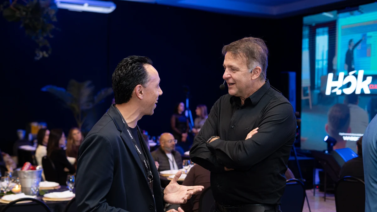 Wilson Bento conversa com Itamir Viola, fundador do Grupo VIASOFT, durante o Encontro de Profissionais 2025